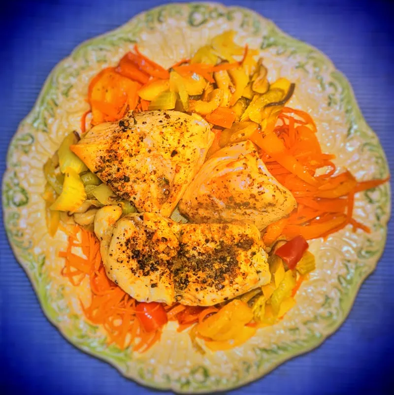 Foto de referencia: pollo y verduras en un plato